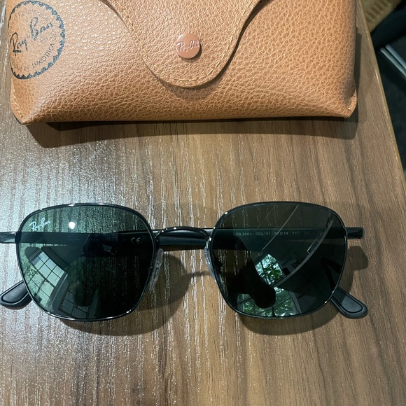 Ray-Ban Black Sunglasses with Case - Picture 1 of 10